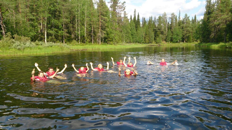 Uimassa koskenlaskun jälkeen